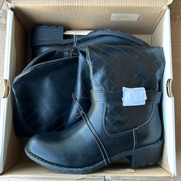 St. John's Bay Womens Deer Stacked Heel Riding Boots - Picture 2 of 5